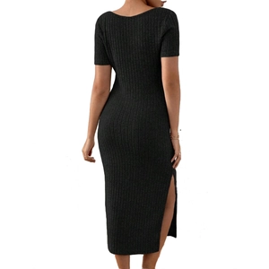 Détail de la fente latérale et de la texture en maille côtelée sur une robe de maternité noire