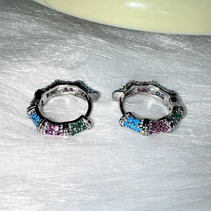 Boucles d'oreilles créoles géométriques en forme de bambou avec zircons multicolores