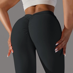 Gros plan sur un legging de yoga noir taille haute avec détail fessier et tissu élastique
