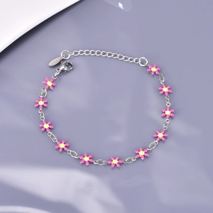 Bracelet en acier titane avec breloques marguerites en émail coloré et fermoir réglable