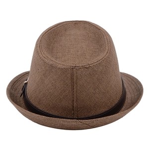 Détail d'un chapeau fedora en paille marron avec ruban en cuir et boucle métallique