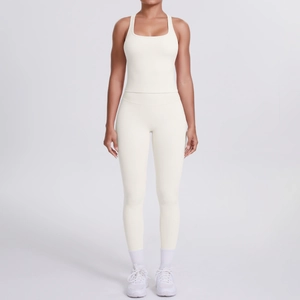 Détail de l'ensemble de yoga brossé double face blanc crème avec legging et brassière