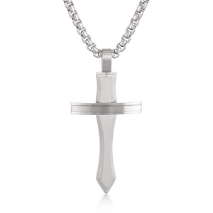 Collier avec pendentif croix en acier inoxydable argenté poli sur fond blanc avec chaîne