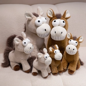 Lot de peluches chevaux marron aux expressions drôles sur un canapé beige