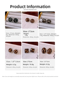 Vue détaillée de boucles d'oreilles en acrylique à motif léopard de formes variées