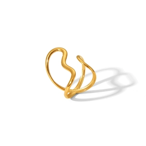 Detail of 18K gold-plated stainless steel wavy ring with adjustable open design
