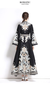 Détail de robe longue à motif cachemire avec poignets en dentelle et jupe évasée