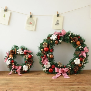 Classic 35/45cm Christmas wreaths with red plaid bows and natural pinecones on wood