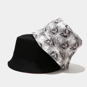 Bobs élégants en noir et blanc avec imprimé papillon et coutures en toile durable