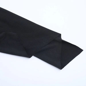 Vue macro détaillée de la texture du tissu noir tricoté pour les robes de haute qualité