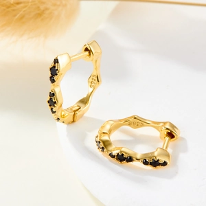 Elegant gold S925 silver hoop earrings with wavy design and black cubic zirconia stones