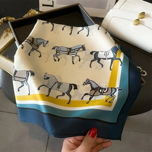 Detail eines Seidenimitat-Vierecktuches mit Reitsport-Pferdeprints und elegantem Rand