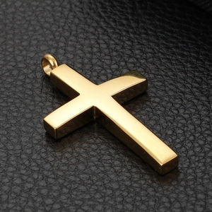 Pendentif croix en acier inoxydable doré pour homme sur fond de cuir noir texturé