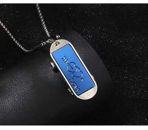 Détail du pendentif skateboard avec gravure flèche de cœur et finition bleue sur chaîne