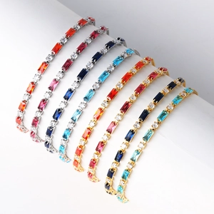 Eleganti bracciali con zirconi colorati, finiture oro e argento e gemme di cristallo