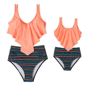 Set bikini coordinato mamma e figlia corallo con volant e slip a vita alta a strisce