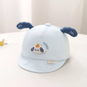 Détail de la casquette bébé bleu clair avec oreilles de chien 3D et broderie happy