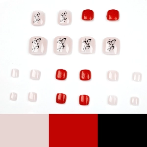 Unghie finte per piedi glitter rosso e nude con elegante design scritte arabe