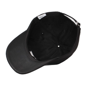 Vue intérieure d'une casquette de baseball noire montrant les coutures et l'étiquette coton