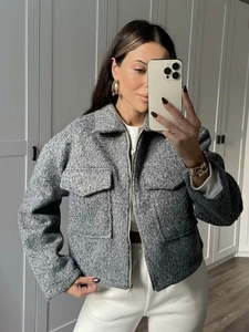 Veste courte en laine grise pour femme avec grandes poches et fermeture zippée chic