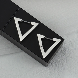 Macro di orecchini a triangolo in argento con finitura a specchio su blocchi neri