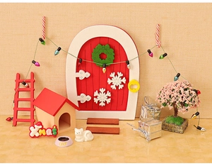 Kit Noël miniature avec porte rouge, chat blanc, échelle et petit sapin décoré