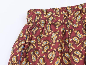 Détail de la taille élastique sur le pyjama à motif cachemire bordeaux et jaune