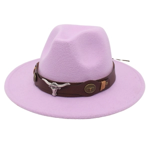 Chapeau de cowboy en feutre lilas à large bord avec bande en cuir et emblème tête de taureau