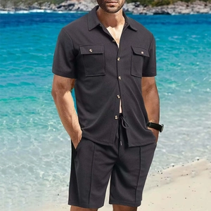 Detalle de la textura de gofre de la camisa de manga corta y pantalones cortos para hombre