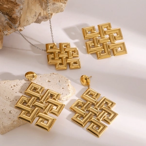 Set di gioielli nodo celtico dorato con collana e orecchini a perno su base in pietra