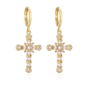 Dettaglio ravvicinato di orecchini a croce placcati oro 18K con scintillanti pietre di zirconi