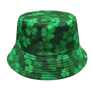 Détail d'un chapeau bob vert de la Saint-Patrick avec motif de trèfles imprimés
