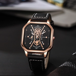 Orologio da uomo quadrato dorato con cinturino in pelle nera e quadrante con texture