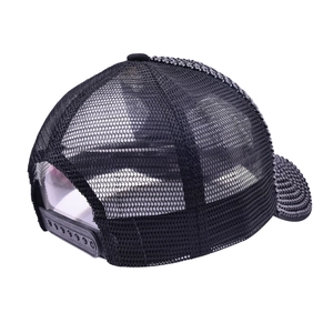 Casquette trucker en filet noir avec strass et perles vue de profil arrière