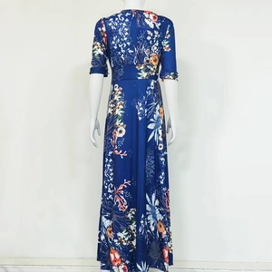 Vue arrière détaillée d'une robe maxi fleurie bleu marine avec taille ajustée