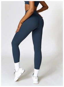 Vue détaillée du legging de yoga bleu marine à taille haute montrant la coupe fitness