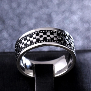 Vintage Herrenring aus Titanstahl mit schwarzem Karomuster und Perlenrand