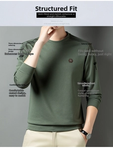 Detail eines armeegegrünen Slim-Fit Langarmshirts mit Schulterstreifendekoration