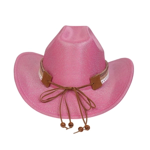 Détail d'un chapeau de cow-boy rose à paillettes avec ruban d'étoiles en strass