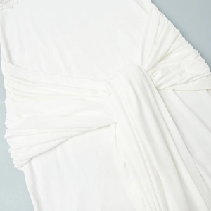 Détails du tissu en satin blanc avec plis torsadés et accents de dentelle délicate
