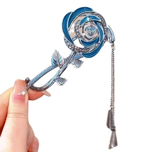 Pince à cheveux rose bleu Klein élégante avec pompon argenté et strass sur fond blanc