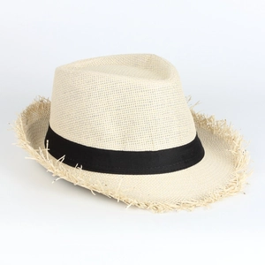 Sombrero de sol de paja beige con ala ancha, cinta negra y bordes deshilachados playa
