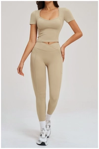 Detail der High-Waist-Yoga-Leggings mit V-Kreuz-Bund und Seitentaschen in Khaki