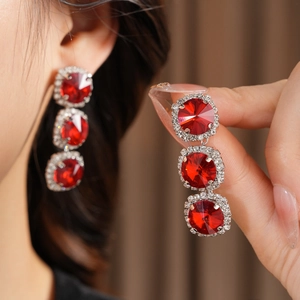 Detail der silbernen Vintage-Ohrringe mit roten Edelsteinen und Diamant-Quastenakzenten