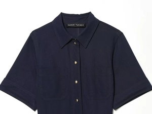 Détails de la robe chemise bleu marine à manches courtes avec boutons dorés et poches