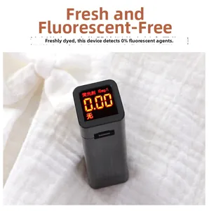 Détail d'une robe en gaze pour bébé testée pour l'absence d'agents fluorescents