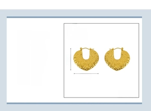 Détails macro de boucles d'oreilles cœur en acier doré avec une texture martelée unique