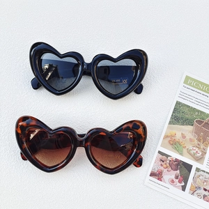 Fashion heart-shaped sunglasses for kids with UV400 protection in black and tortoise finish