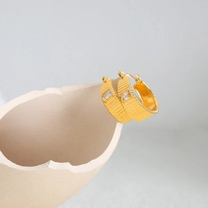 Orecchini a cerchio vintage placcati in oro con trama a onde e zircone rettangolare
