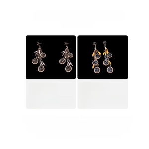 Tableau détaillé des tailles et matériaux pour boucles d'oreilles ethniques à pompons